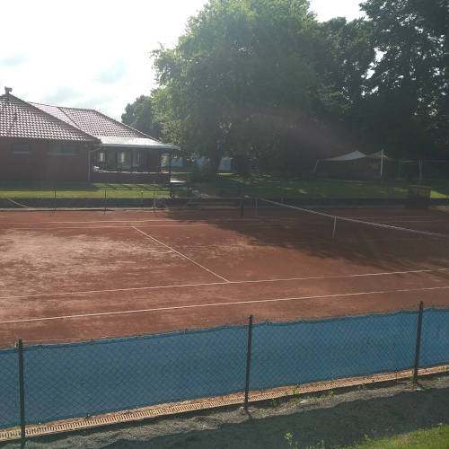 Sandplatz Tennis Platz mit Klubhaus
