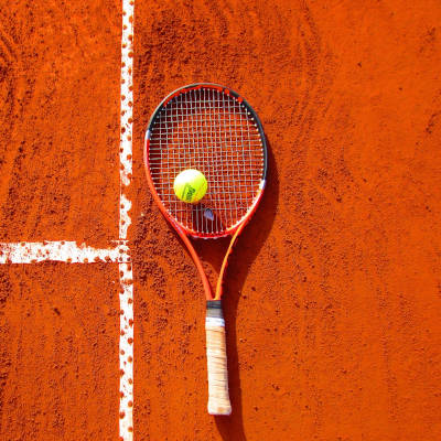 Sandplatz Tennis und Schläger