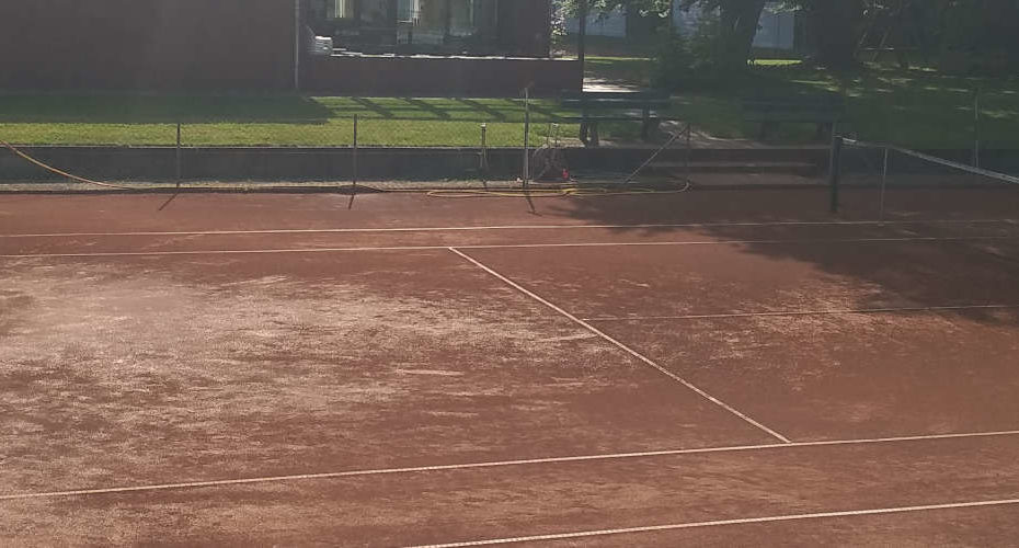 Tennis Anlage Sandplatz Clubhaus