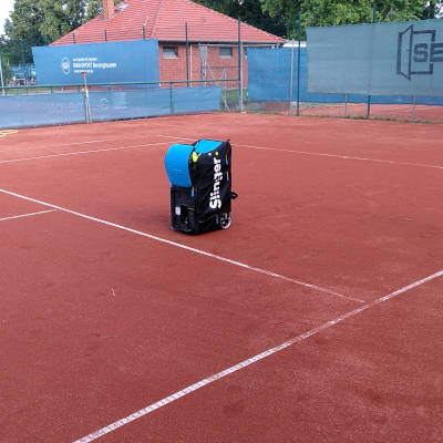 Tennis Ballmaschine auf dem Sandplatz