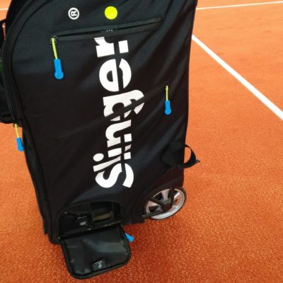 Slinger Bag Tennis Ballmaschine von der Seite