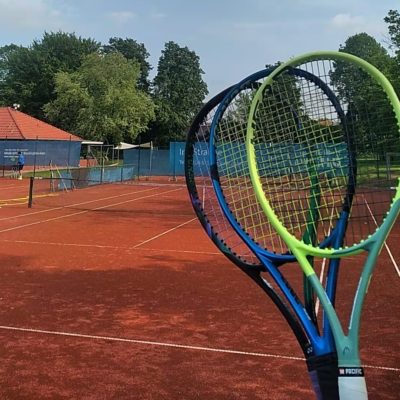 Mehrere Testschläger auf dem Tennisplatz vor dem Kauf eines neuen Schlägers