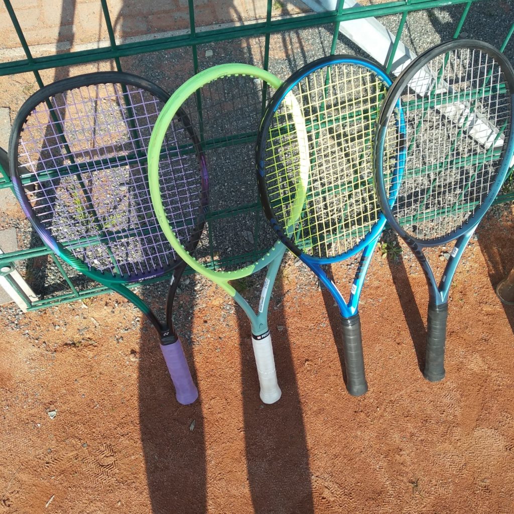 Mehrere Testschläger am Tenniszaun