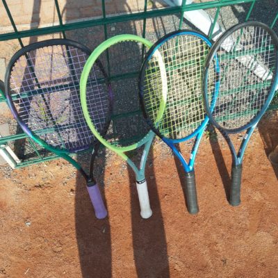 Tennisschläger am Zaun