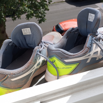 Sportschuhe beim Lüften