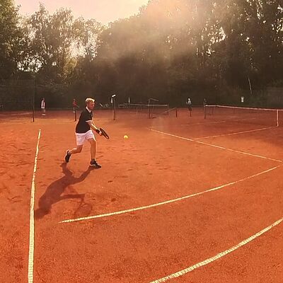 Tennisspieler beim Dropshot auf dem Tennisplatz
