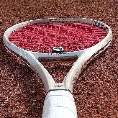 Yonex VCore 100 Sand Beige am Boden