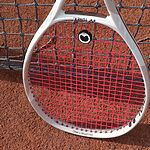 Yonex VCore Sand Beige am Netz stehend