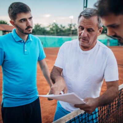 Tennis Trainer bei einer Besprechung