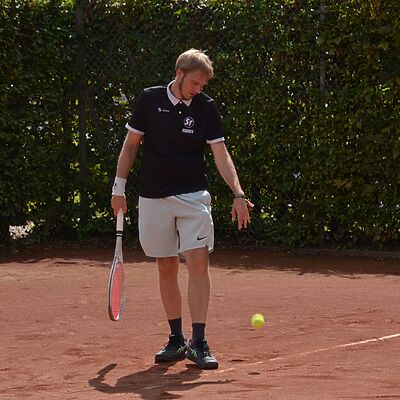 Ronny aka Sandplatz Tennis beim Aufschlag
