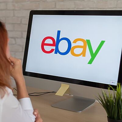 Desktop-PC mit eBay Logo