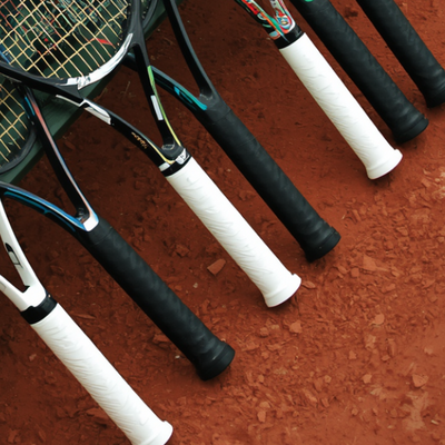 Mehrere Tennis Griffbänder im Vergleich